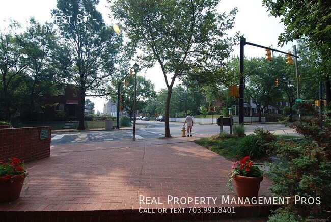 Building Photo - 610 N West St
