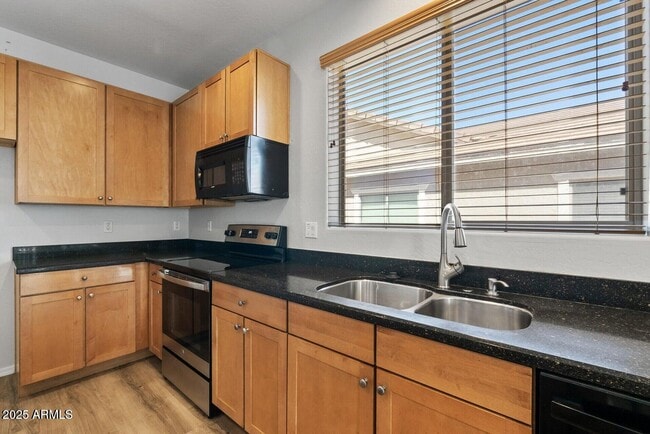 Building Photo - 18391 W Stinson Dr