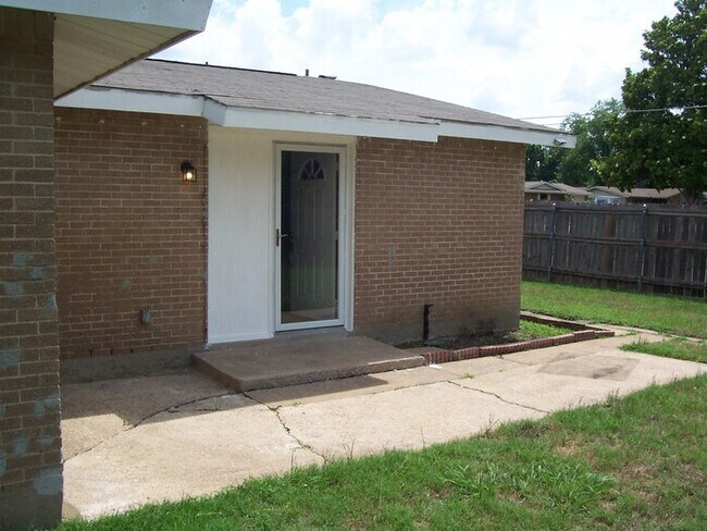 Building Photo - 830 Wateka Way