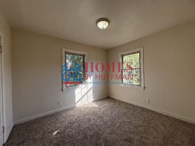 Building Photo - Two Bedroom Townhome | Fenced in Back Yard