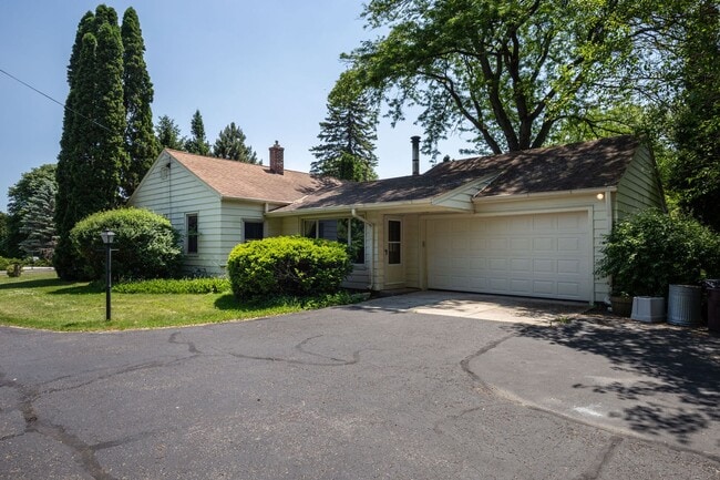 Building Photo - Come home to the serenity of Mequon-Thiensville