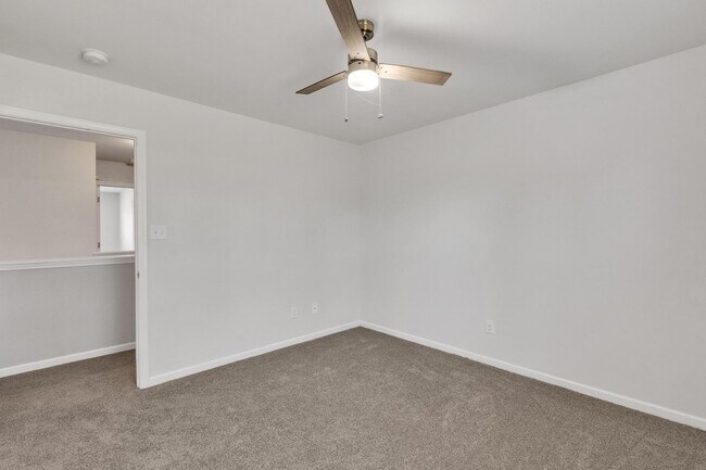 Building Photo - Updated Holly Ridge Home!