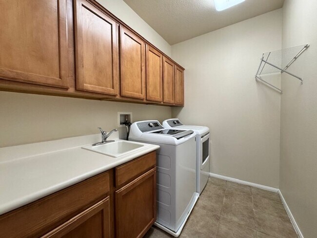 Building Photo - Gorgeous Westside 5 + 3 With Solar - $3800