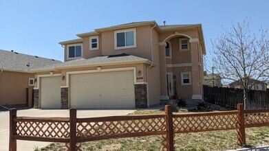 Building Photo - BEAUTIFUL MODERN 4 BED/2.5 BATH WITH 3-CAR...