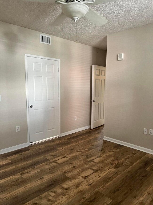 Building Photo - 720 S Sapodilla Ave