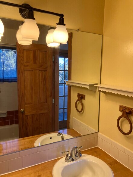 Building Photo - 3228 1/2 La Avenida de San Marcos