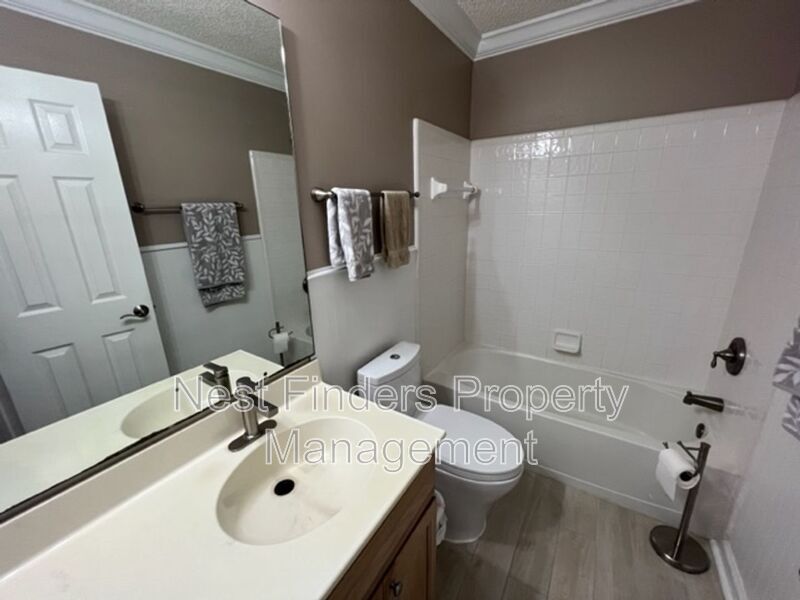 Building Photo - 2127 Forest Gate Dr W