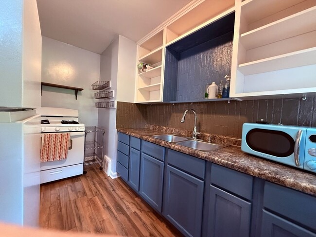 Building Photo - Charming 2 bedroom 1 bath