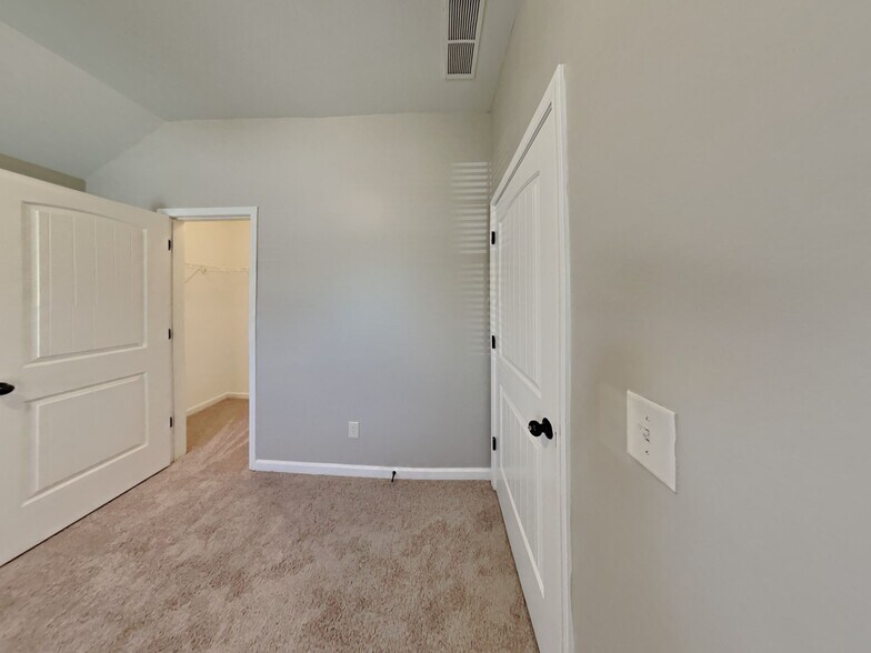 Building Photo - 400 Louise Way