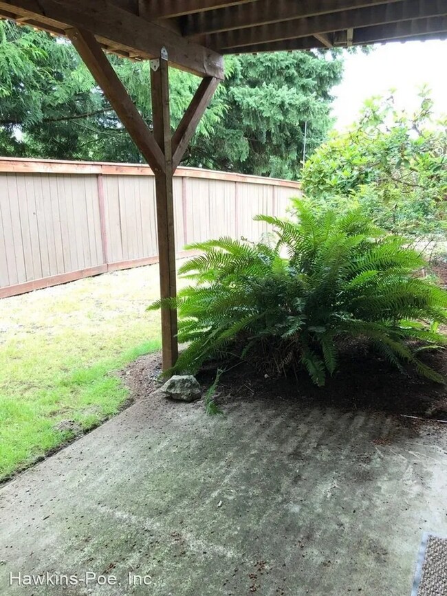 Building Photo - 3 bed 2 bath Duplex Great Yard!