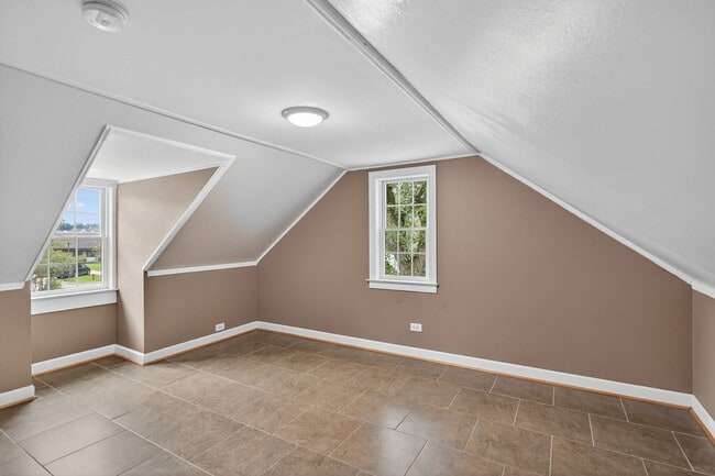 Building Photo - 4 Bedroom Rental