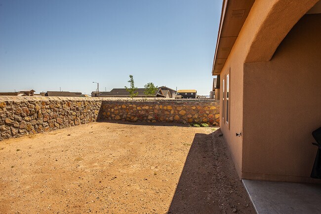 Building Photo - STYLISH EASTSIDE HOME