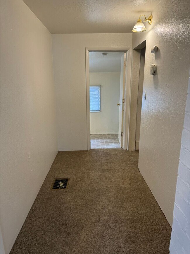 Building Photo - Large 4 bedroom, 1.5 bathroom farm house on River Rd!