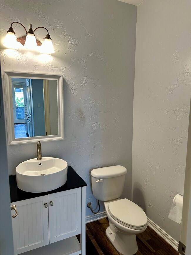 Building Photo - 928 Falcon Dr