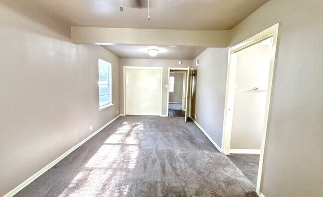 Building Photo - 3-Bedroom Home with Garage and Laundry Hoo...