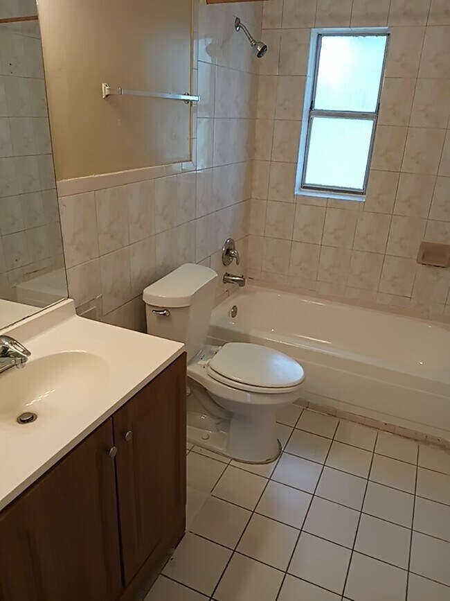 Building Photo - 1924 Honour Rd