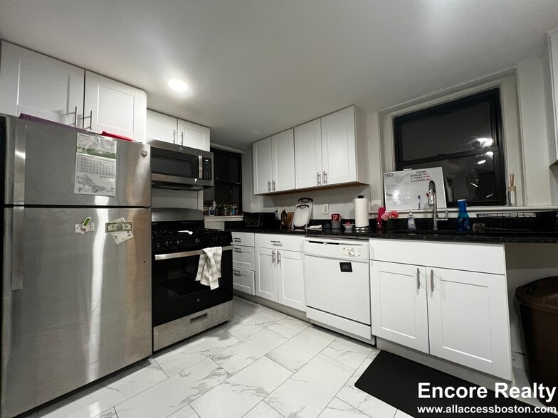 Building Photo - 16 Upland Rd