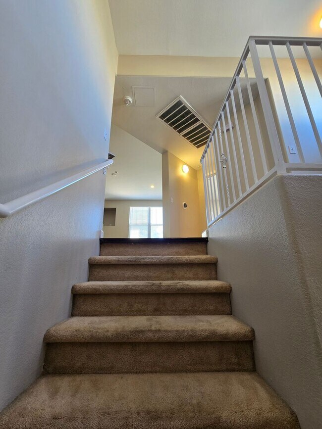 Building Photo - Awesome 2 bedroom 2 bath unit!