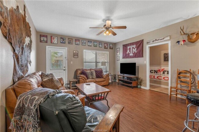 Building Photo - Available August 2026! Spacious 4 Bed House in South College Station!