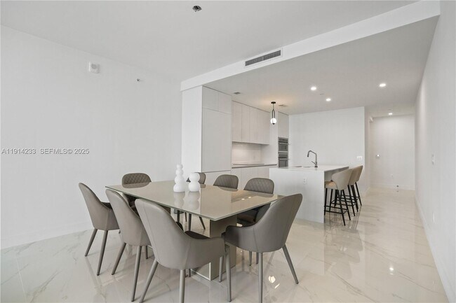 Building Photo - 700 NE 24th St