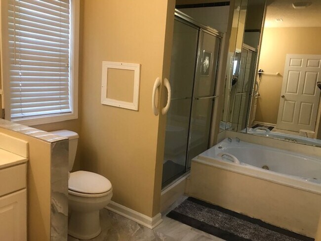 Building Photo - 4 Bedroom, 2.5 Bath, Pet Friendly Home with Fenced Yard & Sunroom! Available Soon!