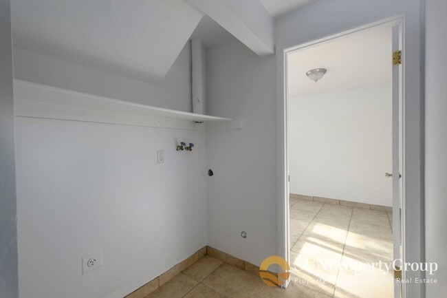 Building Photo - Duplex In Great West Valley Area