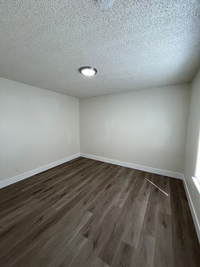 Building Photo - MOVE IN READY! UPSTAIRS UNIT WITH BALCONY!