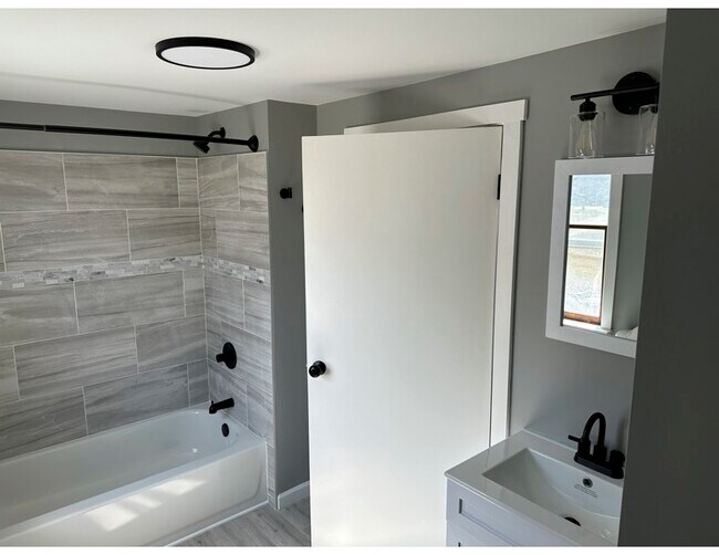 Building Photo - 30 E 7th Ave