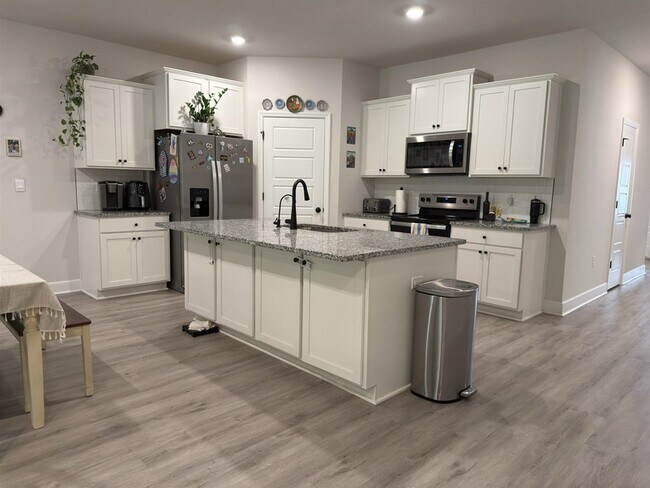 Building Photo - 2075 Hansel Hl Dr
