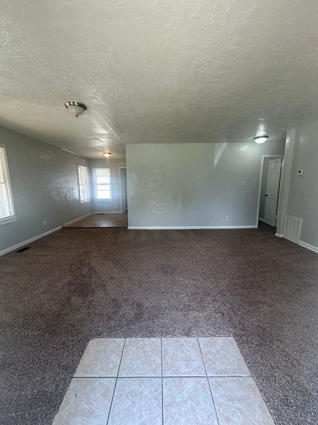 Building Photo - 2 Bed, 1 Bath, 1 Car Garage