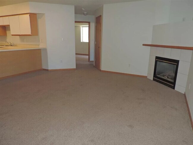 Building Photo - Great location- walking path and park right outside the door!2-bedroom, 1-bath condo in Coralville