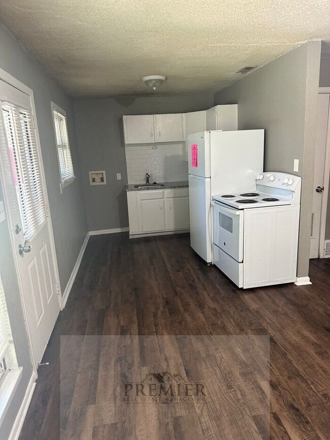 Building Photo - 6205 E 152nd Ter #A, Grandview, MO 64030 2...