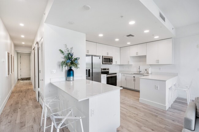 Building Photo - 1709 N Tamiami Trail