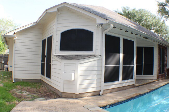 Building Photo - 642 Avery Dr