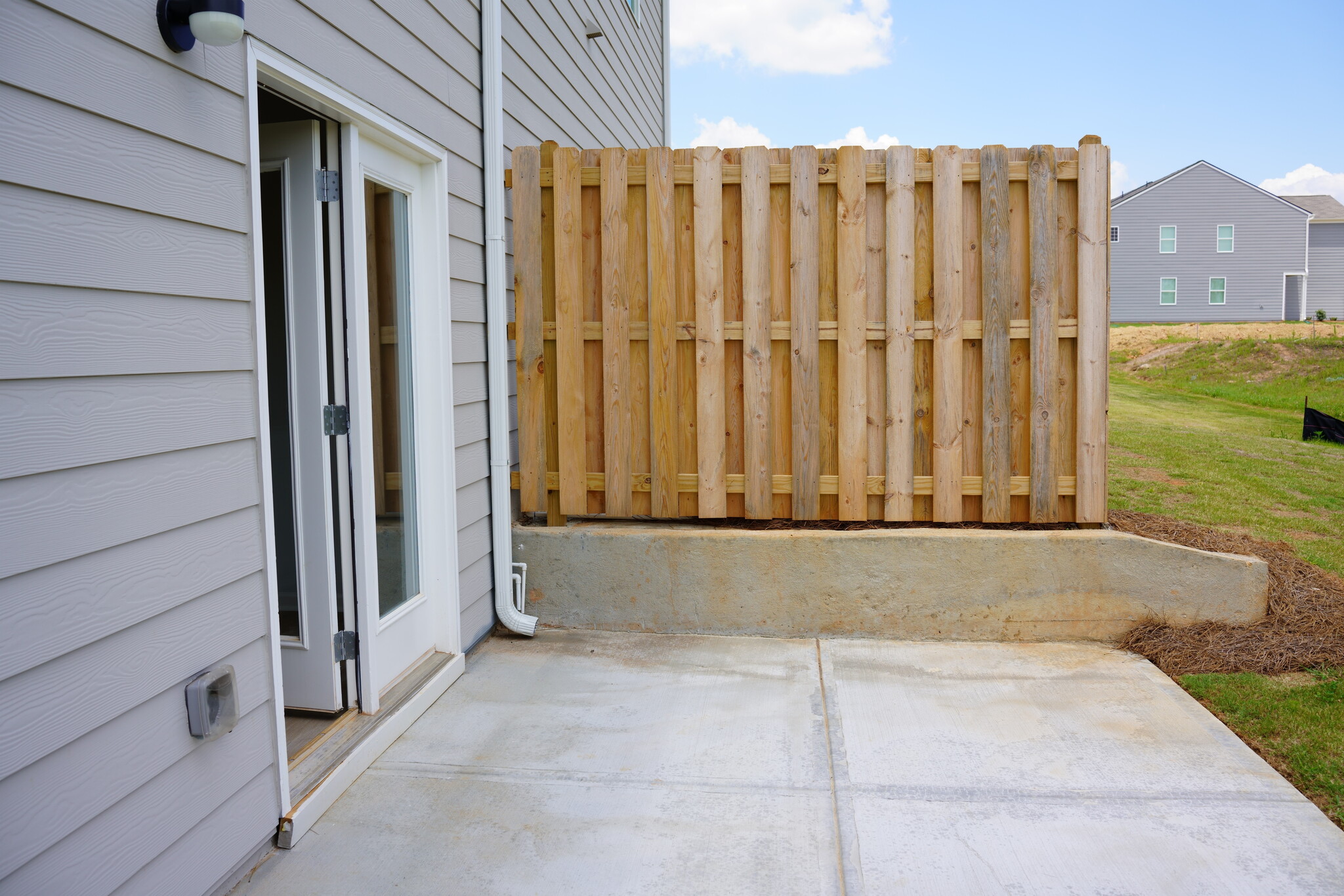 Included privacy screen - 265 Deerberry Dr