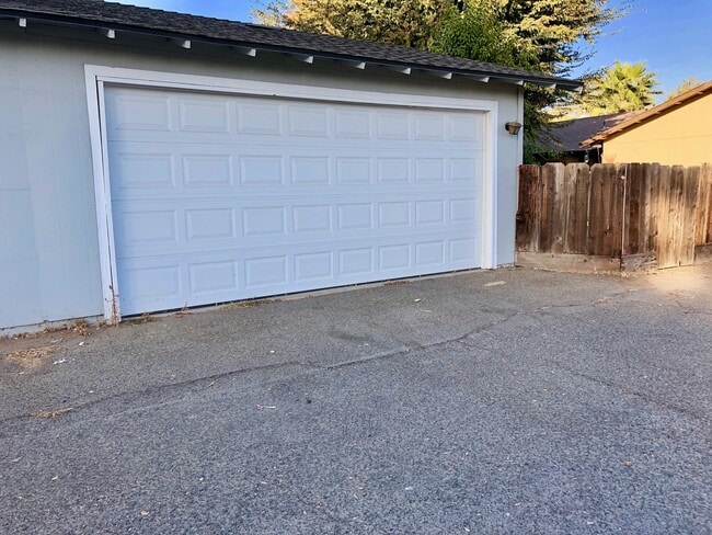 Building Photo - $1,699 Shaw and Minnewawa, 2 Bedroom Duple...