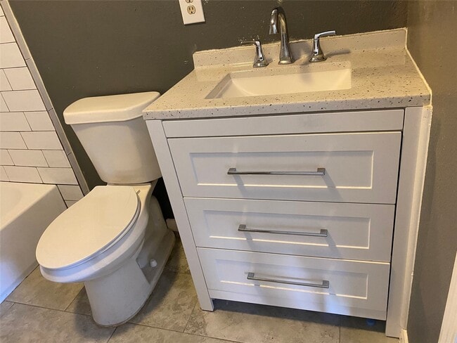 Building Photo - 8220 Glenview Dr