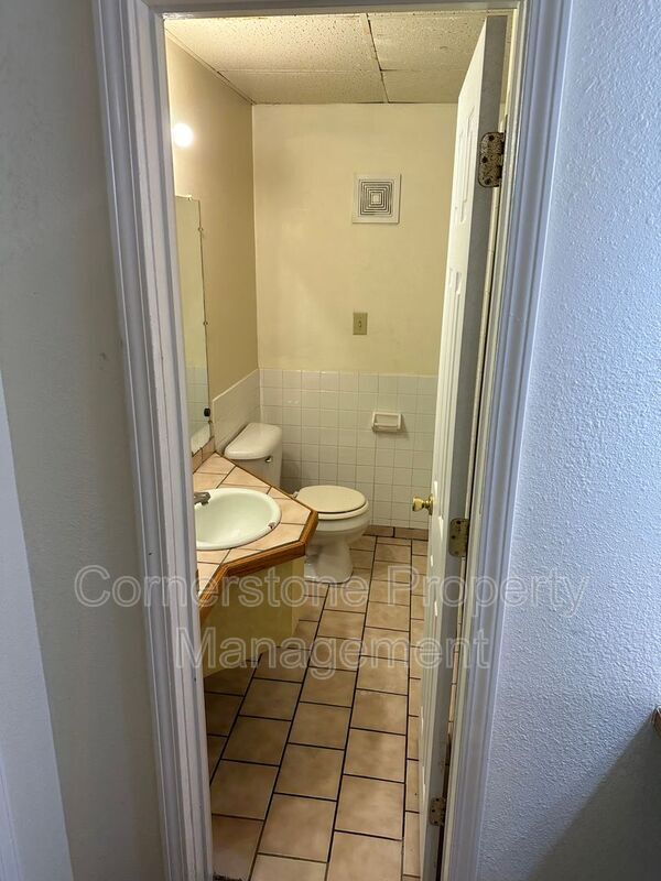 Building Photo - 409 S 13th St