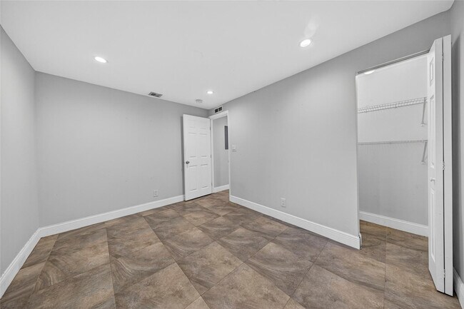 Building Photo - 2009 NW 21st Ave