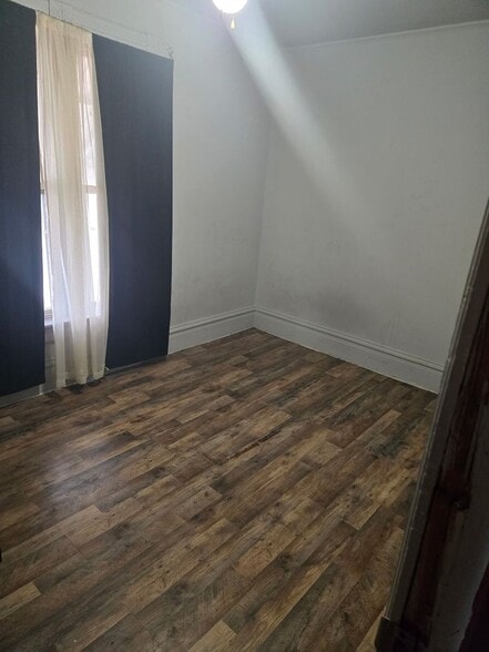 Building Photo - 1305 S Easton Ave