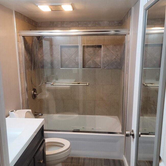 Building Photo - 991 Manor Ln