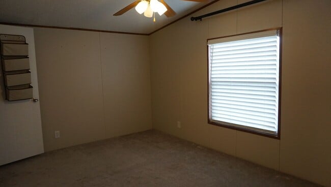 Building Photo - 3 Bedroom mobile home in the County