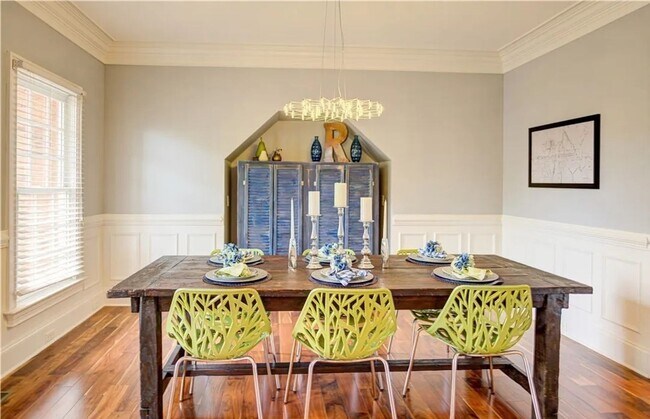 Building Photo - 4 bedroom/ 3.5 bathroom- Stonehouse