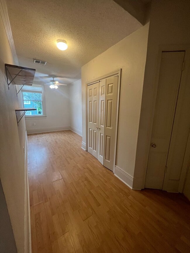 Building Photo - AVAILABLE JUNE 2026 3BR / 2BA in University Area, hardwood floors & natural light