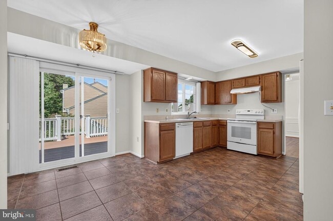 Building Photo - 811 Chatsworth Dr