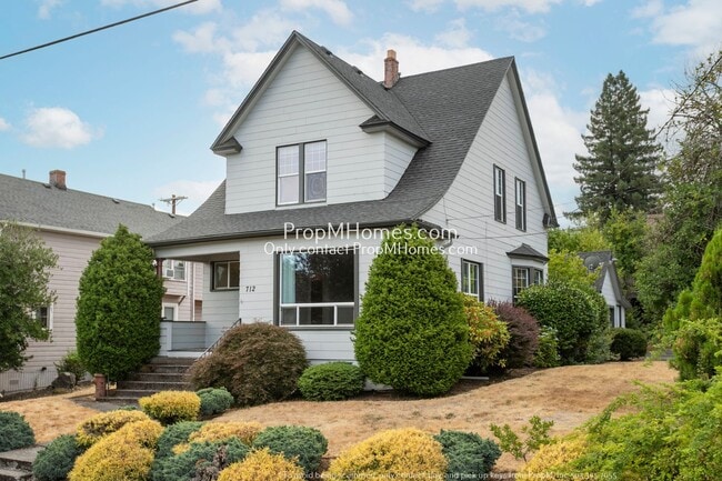 Primary Photo - Beautiful Three Bedroom Home in the Heart of Oregon City!