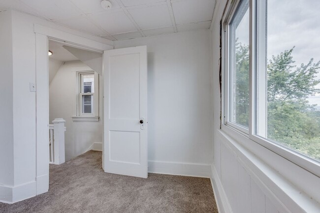 Building Photo - 2027 Eccles St