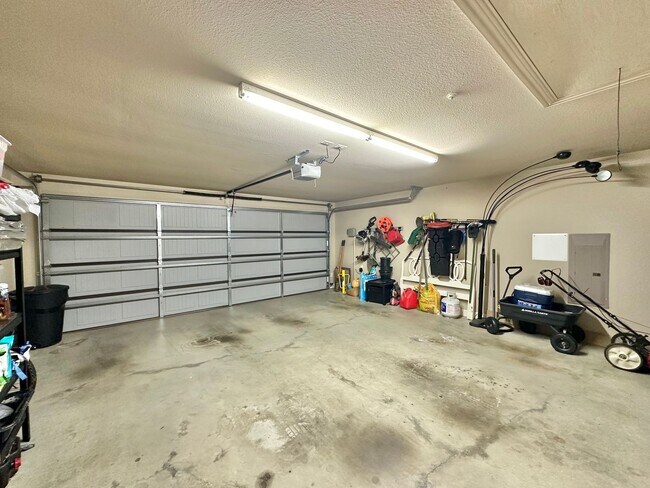 Building Photo - Stunning 3 Bed 2 Bath in Flint!