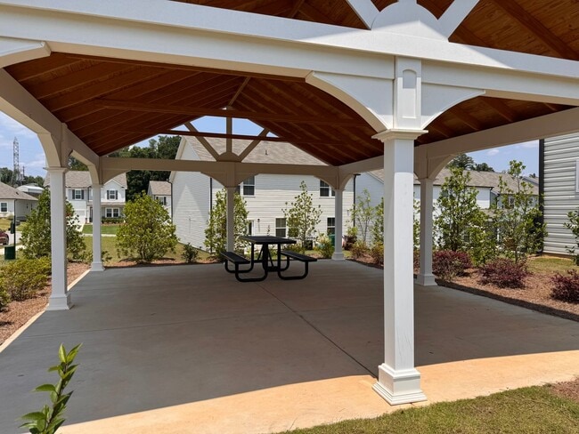 Building Photo - 3BR 2.5BA Townhome