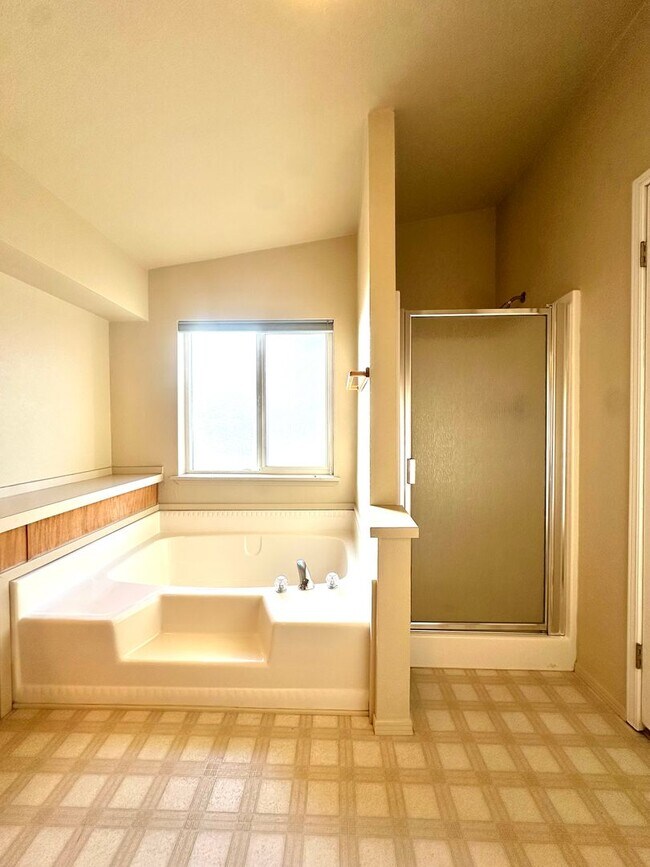 Building Photo - Light & bright single level home in NE Bend!